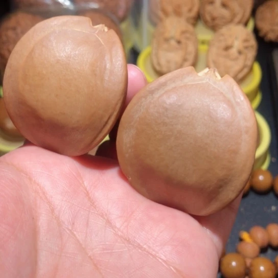 文玩核桃把件异型三角橄榄练手