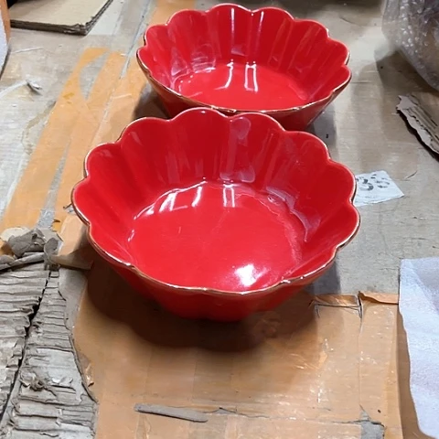 微瑕，不能明火，口径14厘米，高度4，2个红色