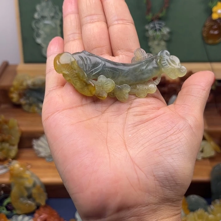 蛇纹石玉合金吊坠