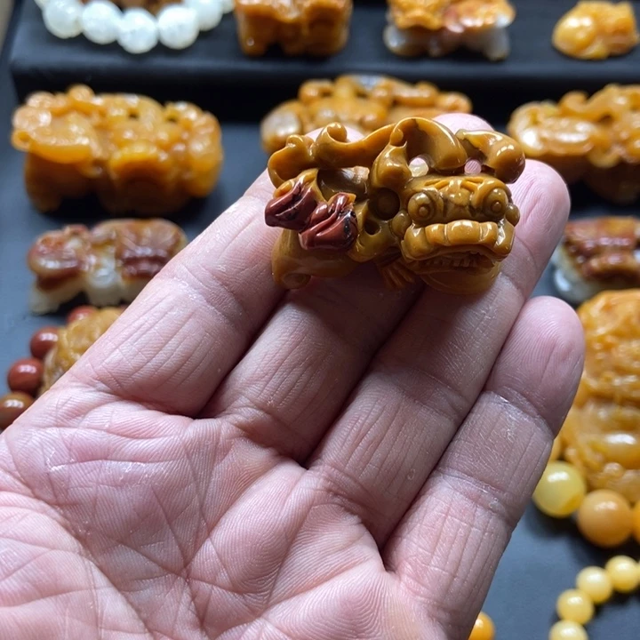 石英质玉（黄龙玉）未镶嵌颈饰