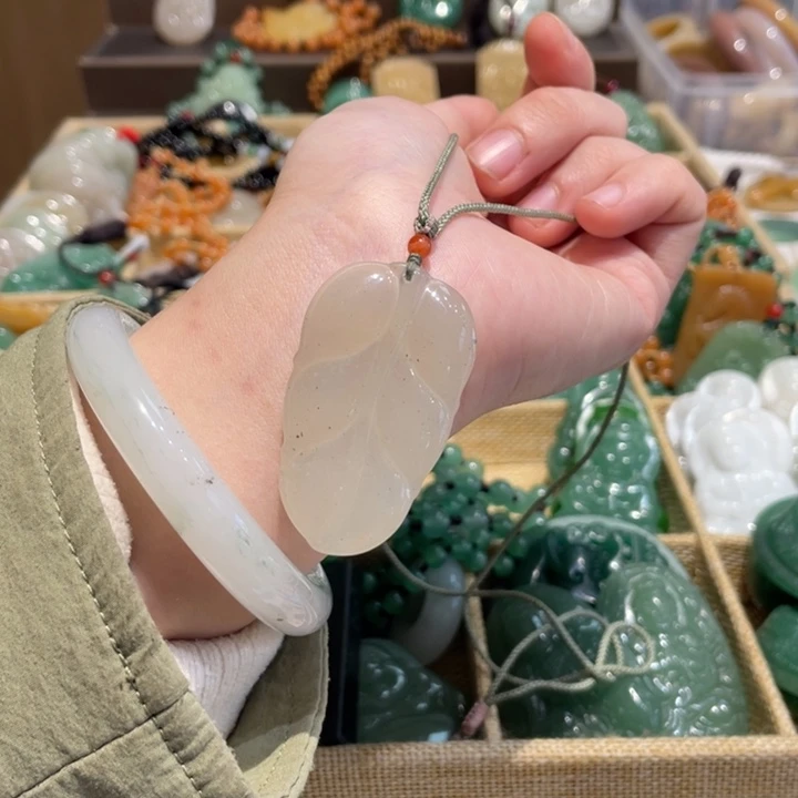 石英质玉未镶嵌颈饰