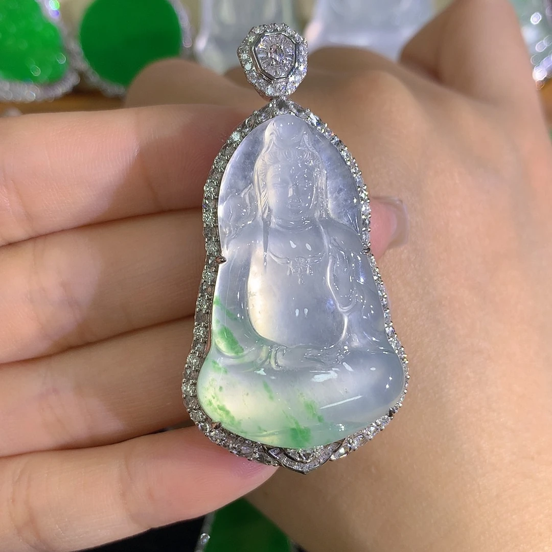 翡翠18K金镶嵌颈饰观音