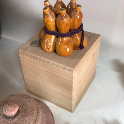 松*堂盖置有两层珐琅器皿