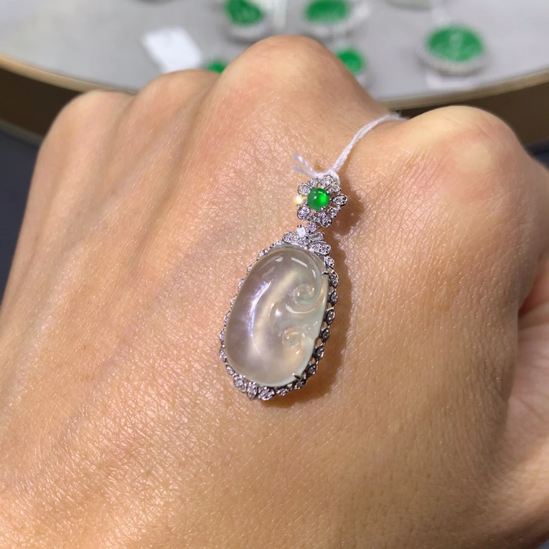 翡翠颈饰18K金镶嵌翡翠