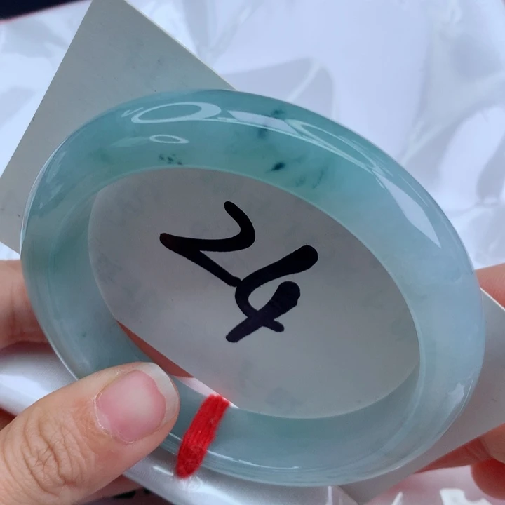 翡翠手镯未镶嵌飘绿