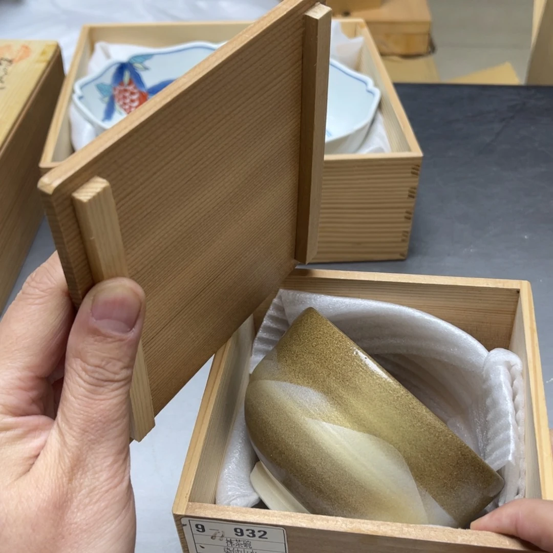 瓷片毎*?密密麻麻地排列着一个小