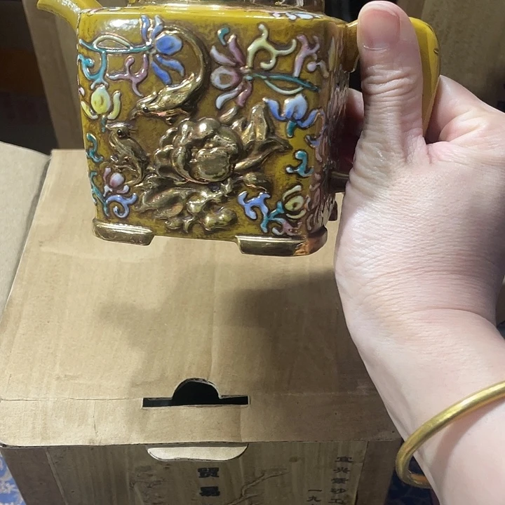 茶壶紫砂原矿泥料手工制作的一把紫砂壶。