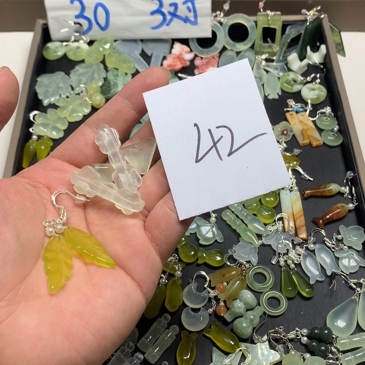 江***月蛇纹石玉未镶嵌耳钉