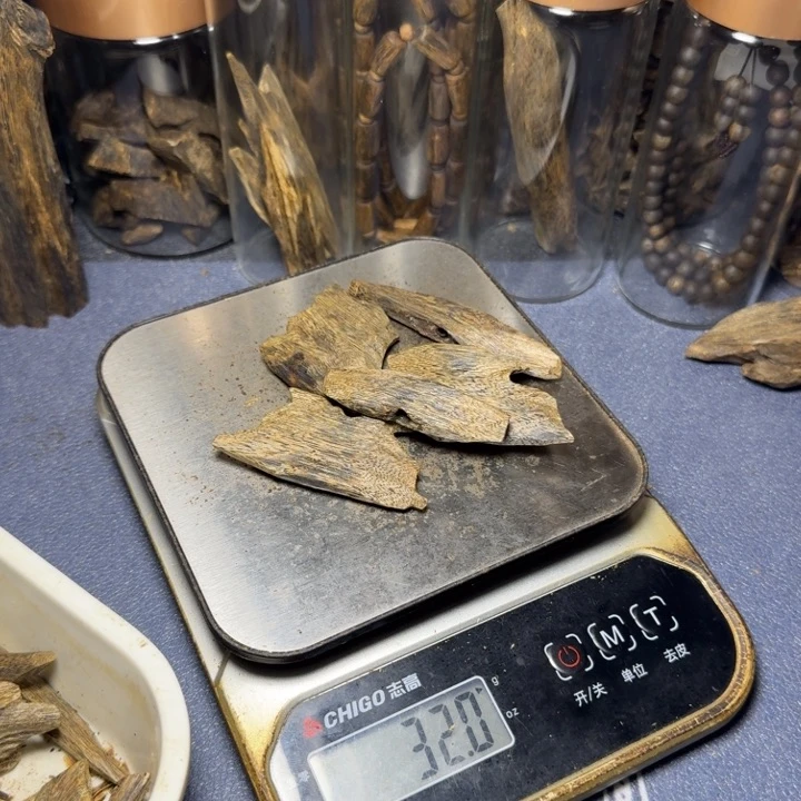 木阿****乐海南白露老块料30克
