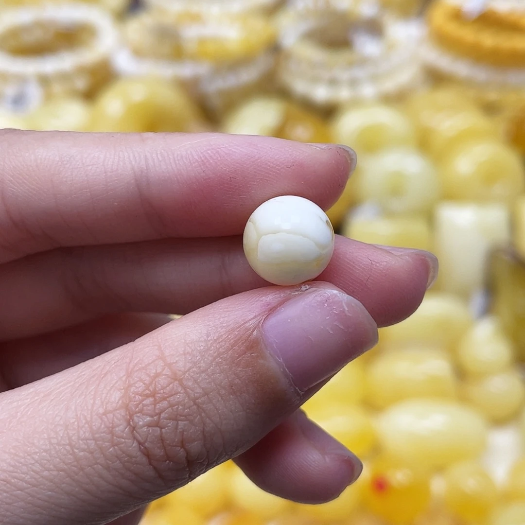 琥珀未镶嵌裸石10.3mm瓷白瑕