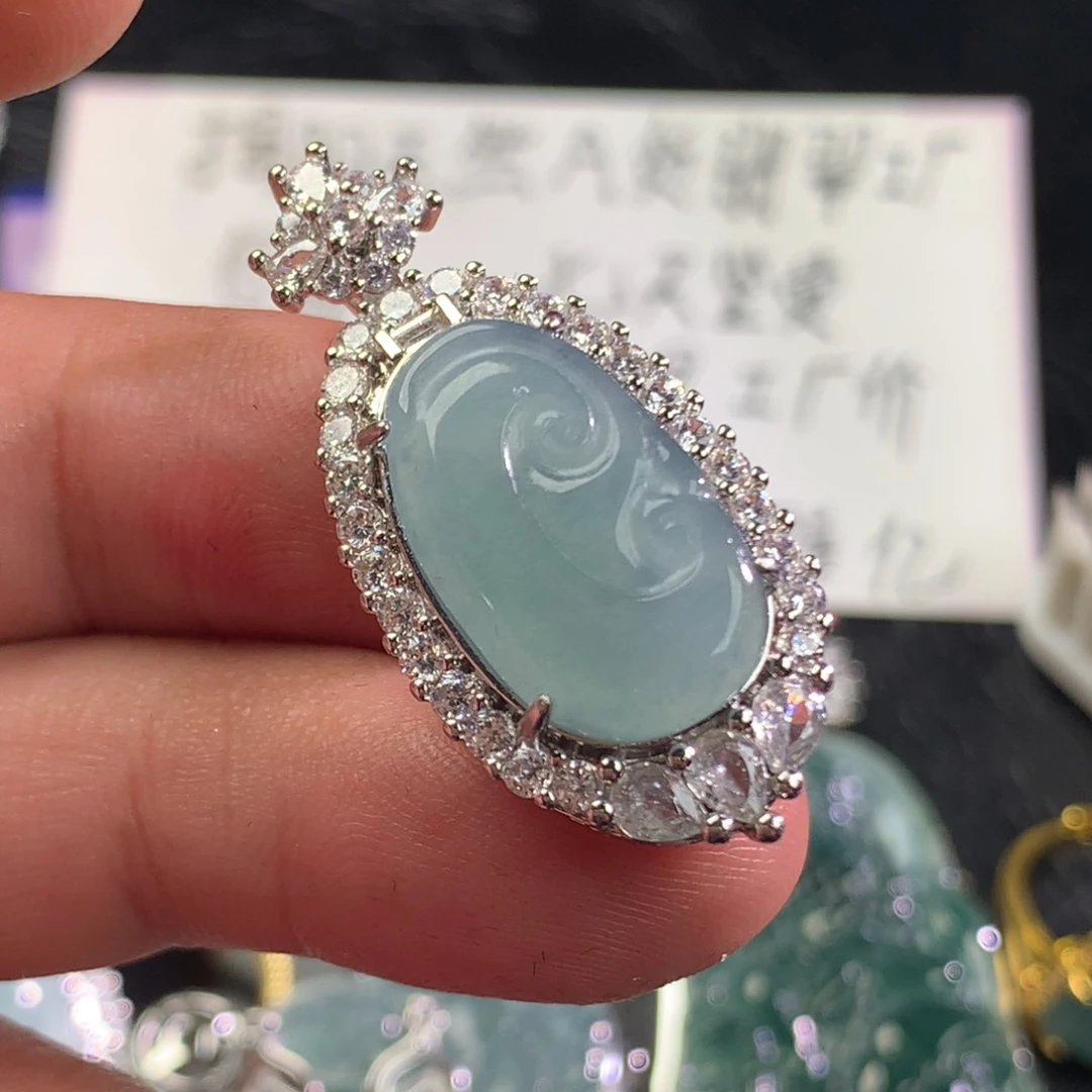 翡翠未镶嵌颈饰如意
