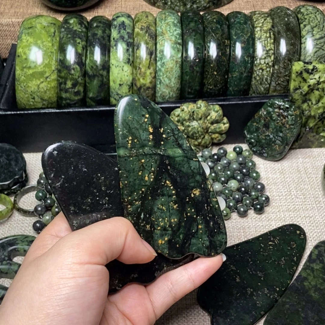 蛇纹石玉颈饰未镶嵌笑**麻