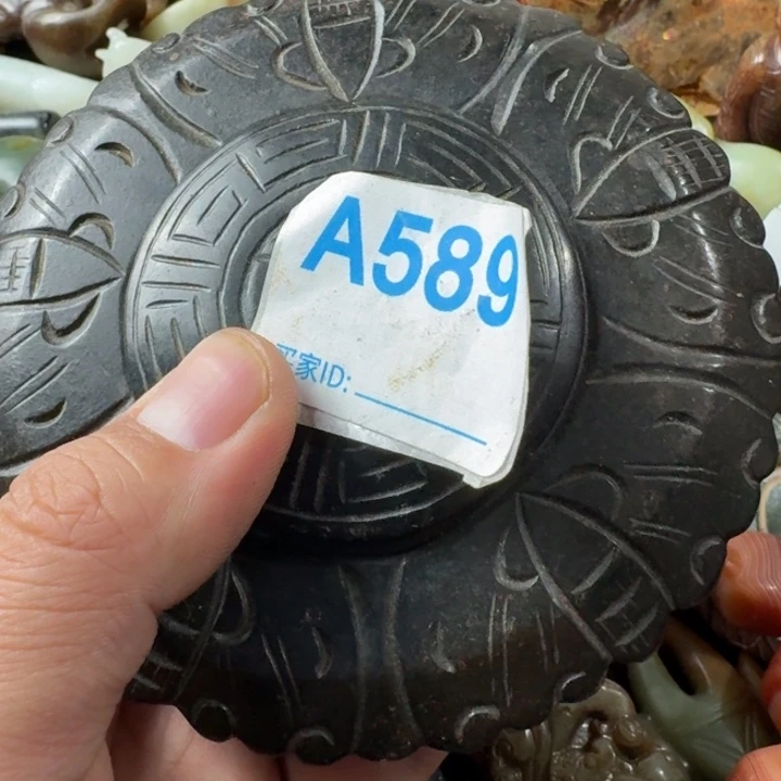 和田玉未镶嵌颈饰布****军