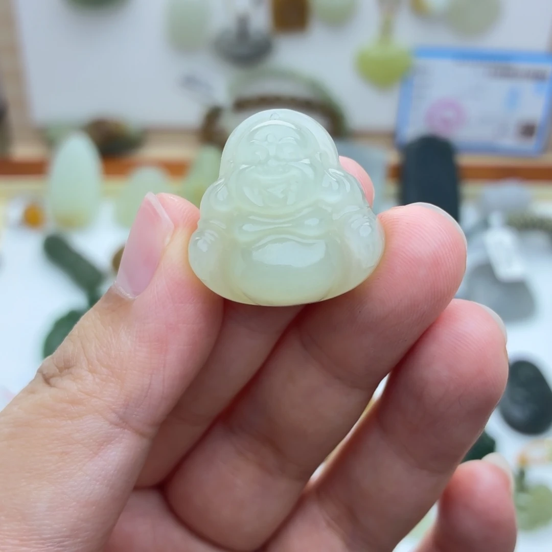 和田玉未镶嵌颈饰佛公微瑕无售后