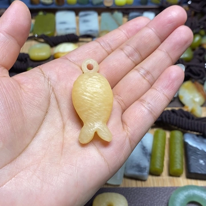****空蛇纹石玉未镶嵌颈饰