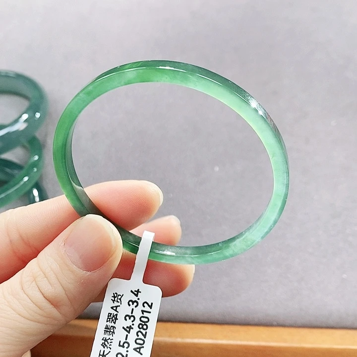 翡翠未镶嵌手镯（圆镯）