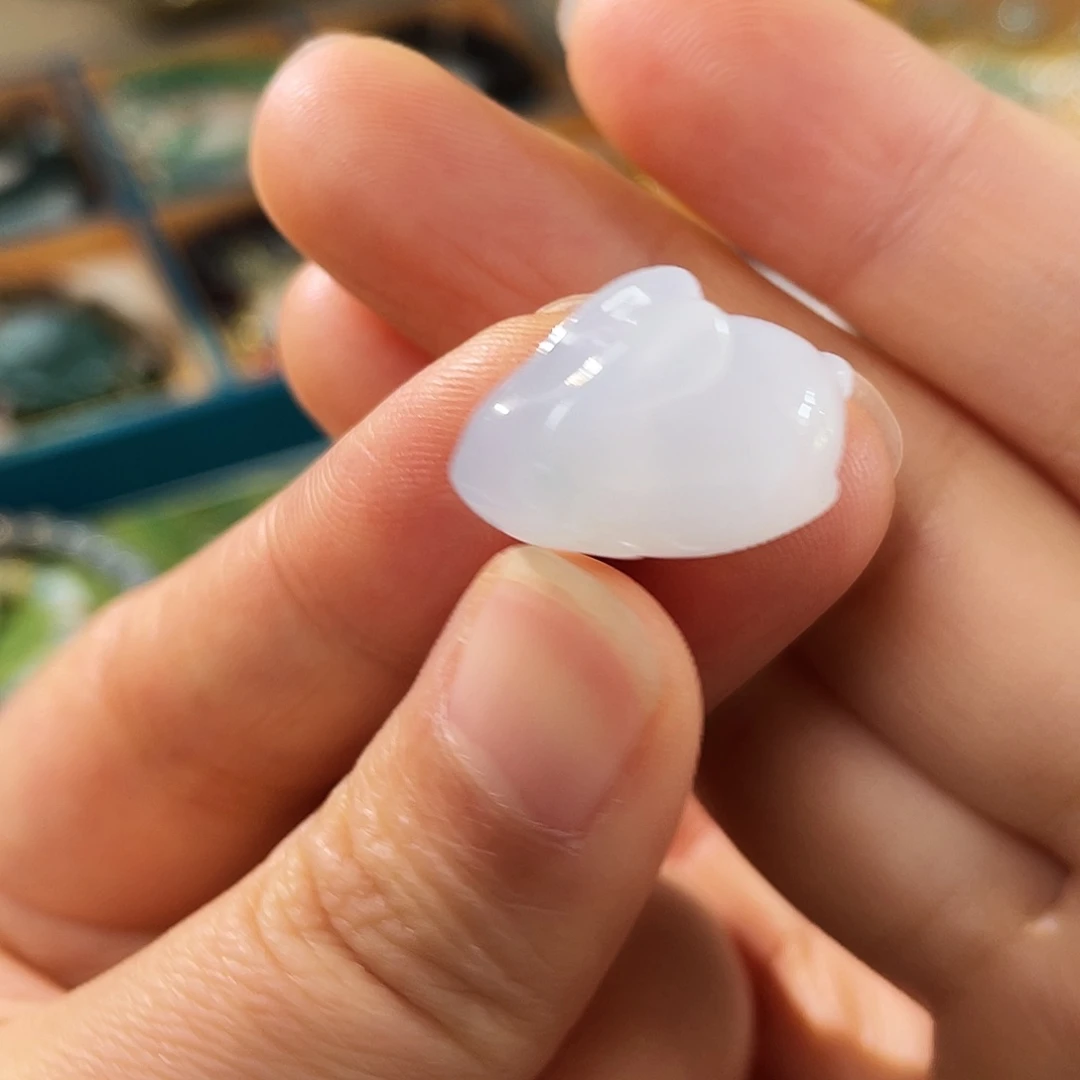 翡翠未镶嵌颈饰小兔子