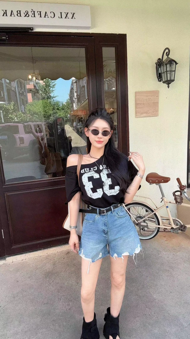 LIN-【美式辣妹】字母斜肩黑T➕欧货配腰带牛仔短裤