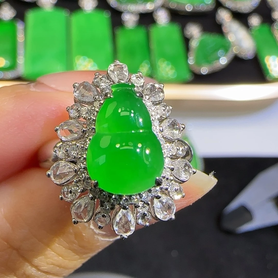 翡翠戒指18K金镶嵌。