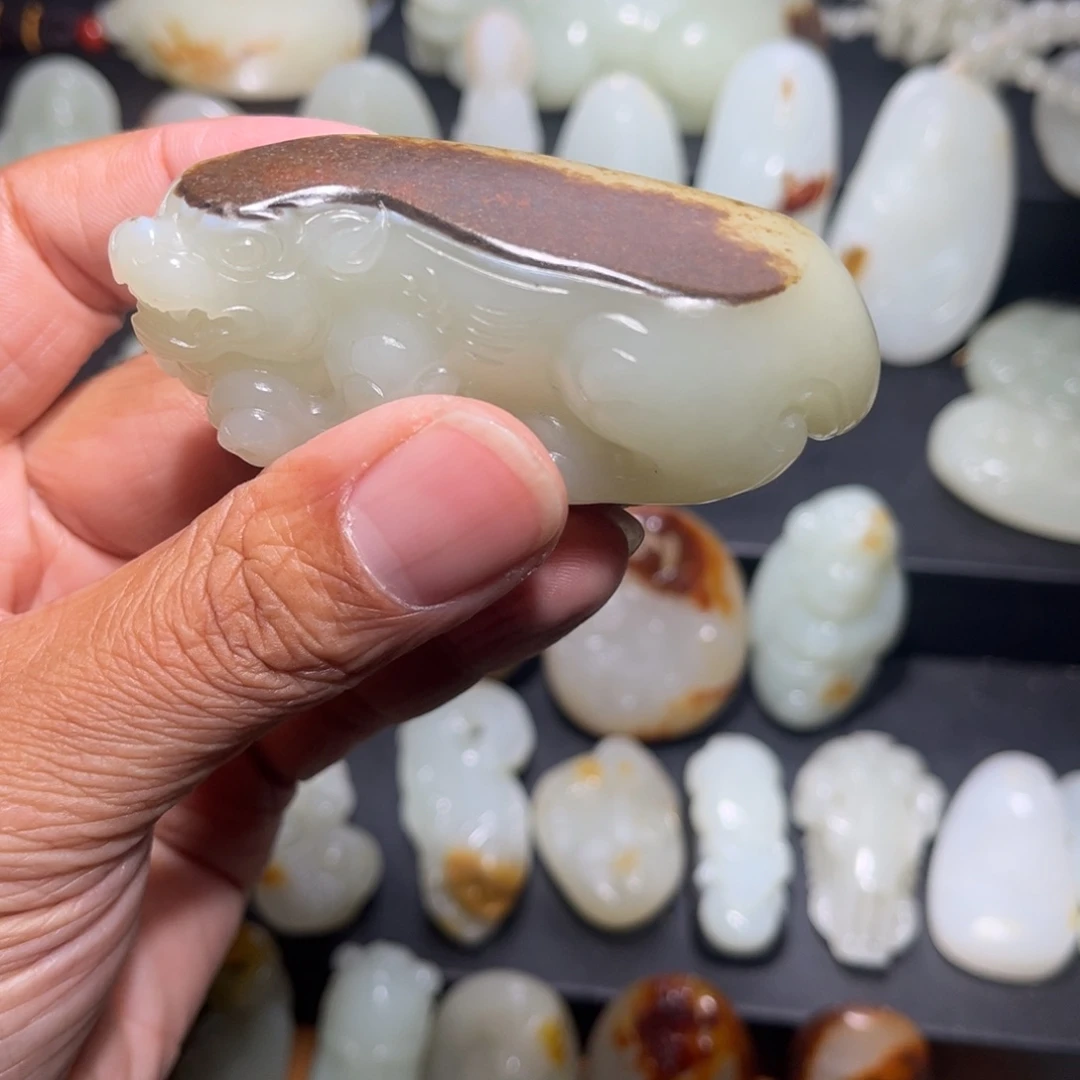 阿***东和田玉未镶嵌颈饰
