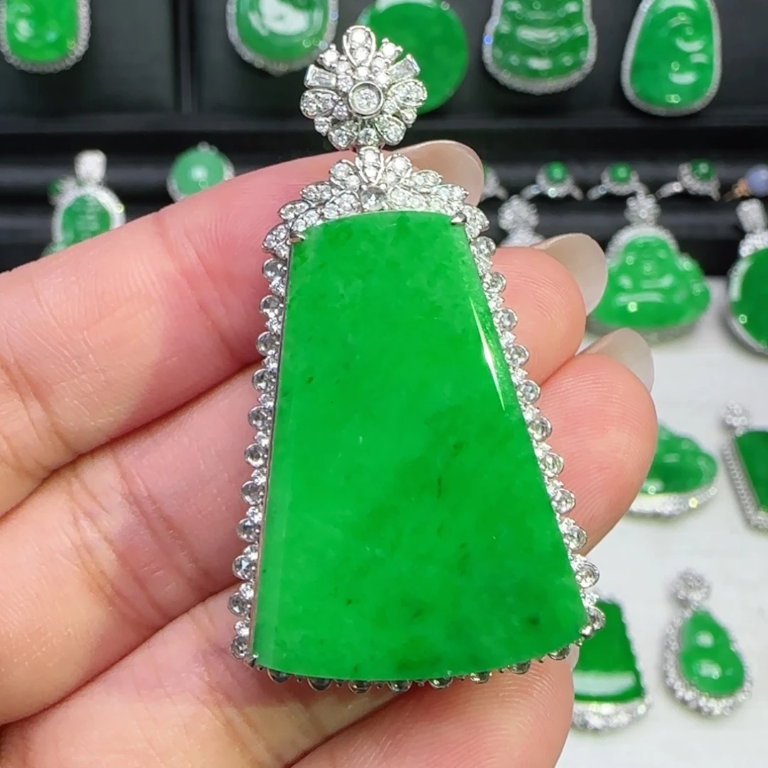 翡翠18K金镶嵌颈饰吊坠