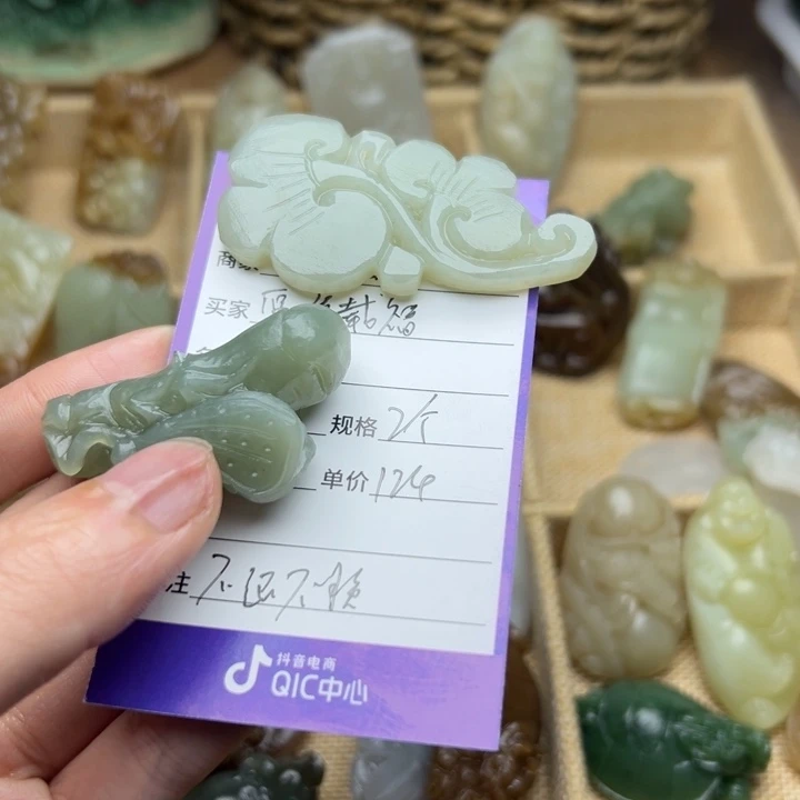 厚***福和田玉未镶嵌颈饰