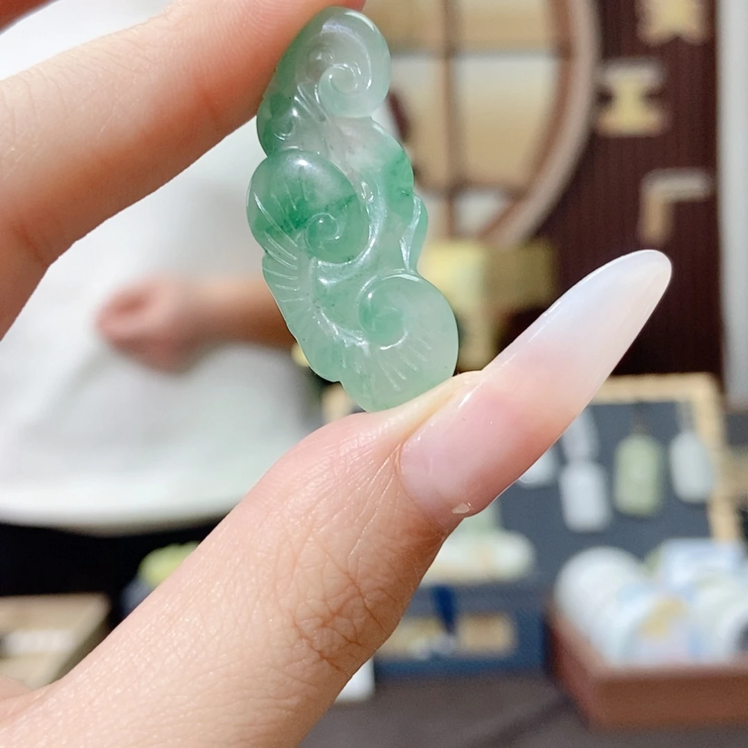 透闪石质玉未镶嵌颈饰