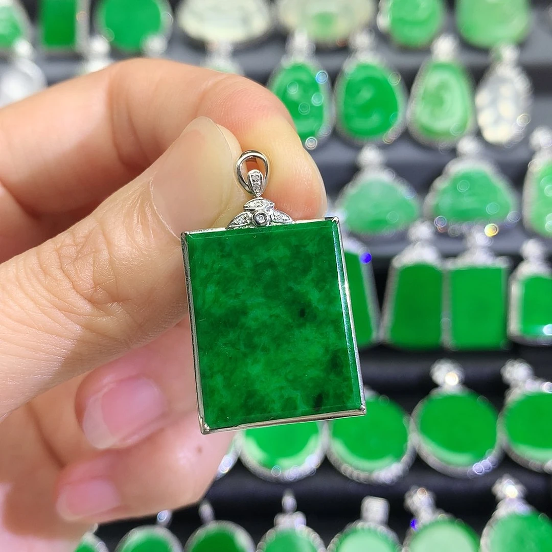 翡翠18K金镶嵌颈饰吊坠