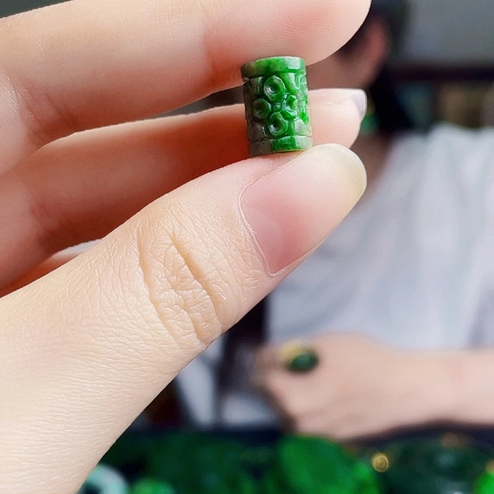 翡翠未镶嵌颈饰多样性