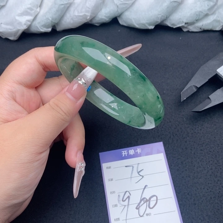 石英质玉（非洲翠）手镯未镶嵌75