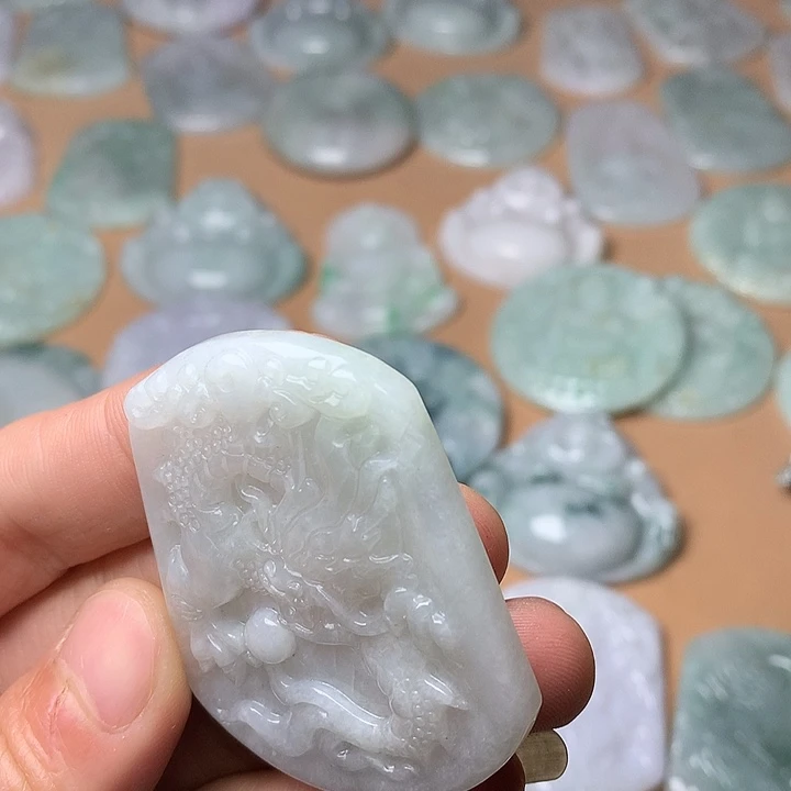 翡翠未镶嵌颈饰龙牌