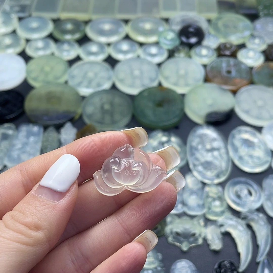 岫玉未镶嵌颈饰荷花