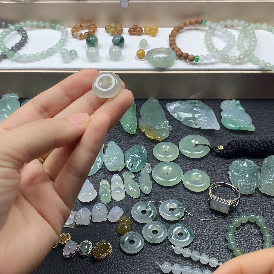 翡翠未镶嵌颈饰平安扣