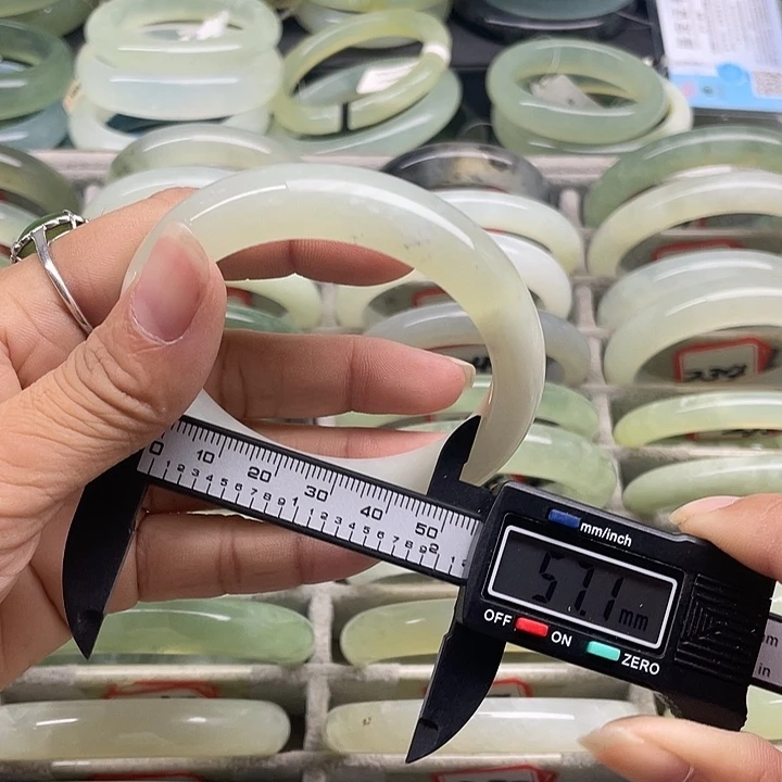 蛇纹石玉未镶嵌手镯230