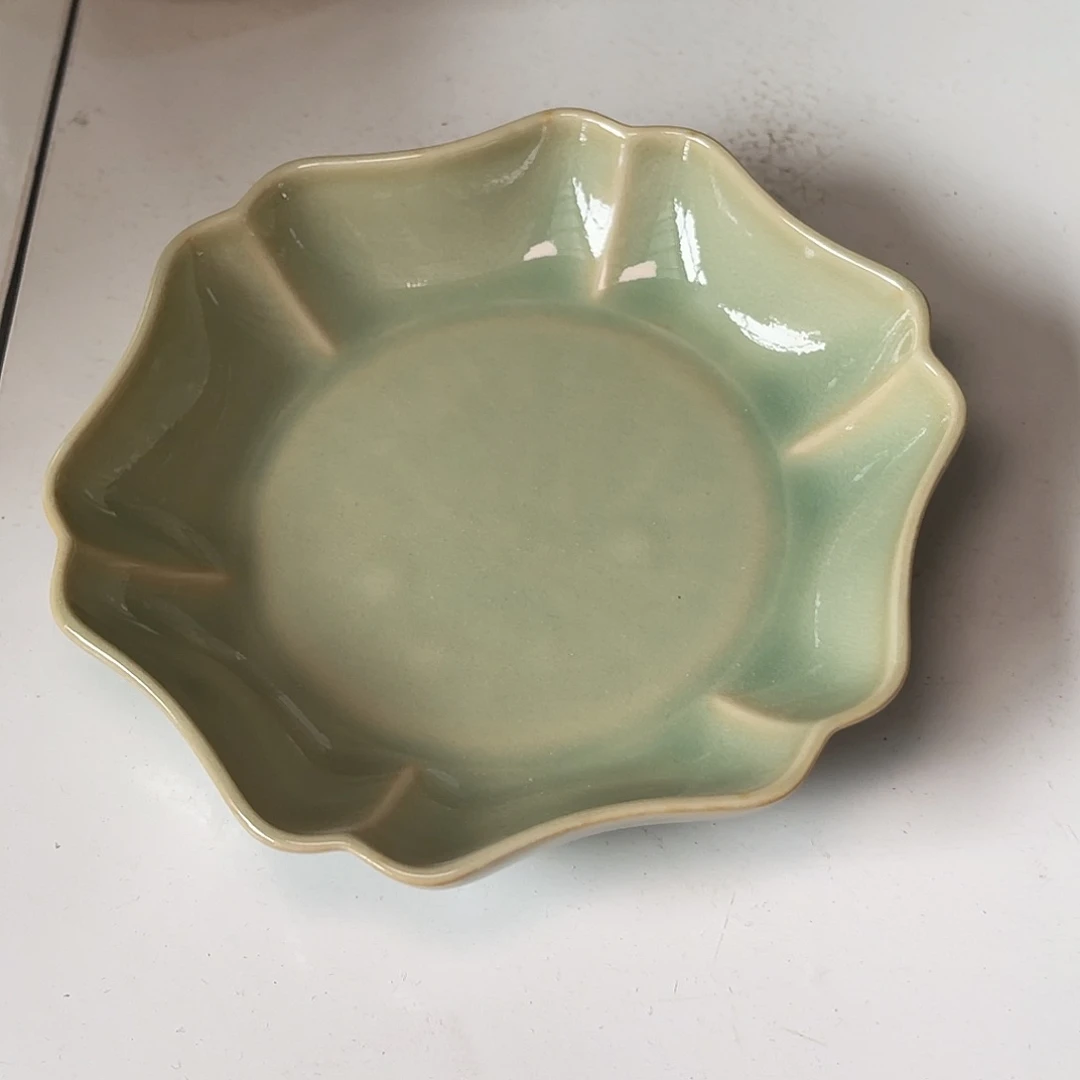 瓷瑕疵仿古天青色折楞盘一只