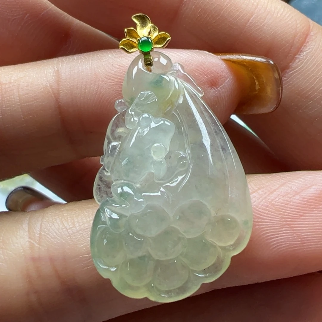 翡翠18K金镶嵌颈饰莲蓬