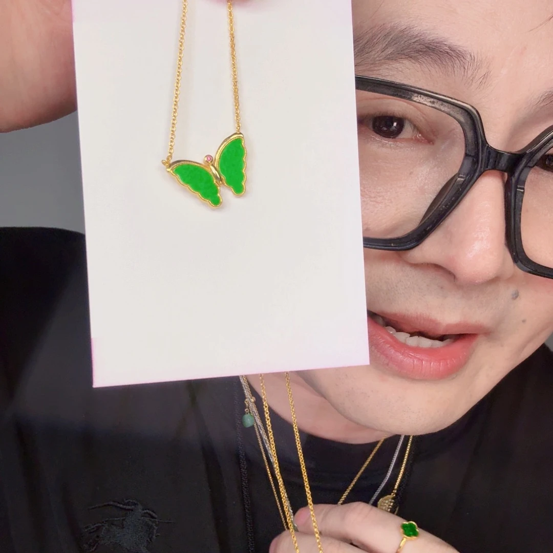 翡翠未镶嵌颈饰一件