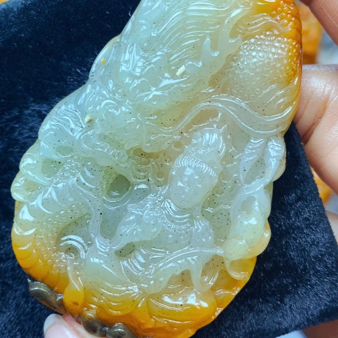 未镶嵌石英质玉（黄龙玉）颈饰