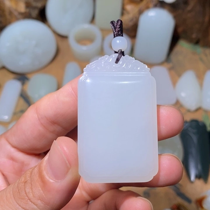 颈饰未镶嵌和田玉（糖玉）