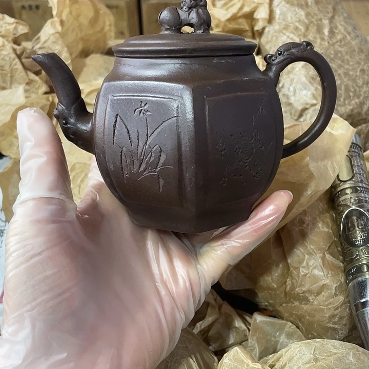 紫砂茶壶原矿泥料，手工制作的一把紫砂壶。