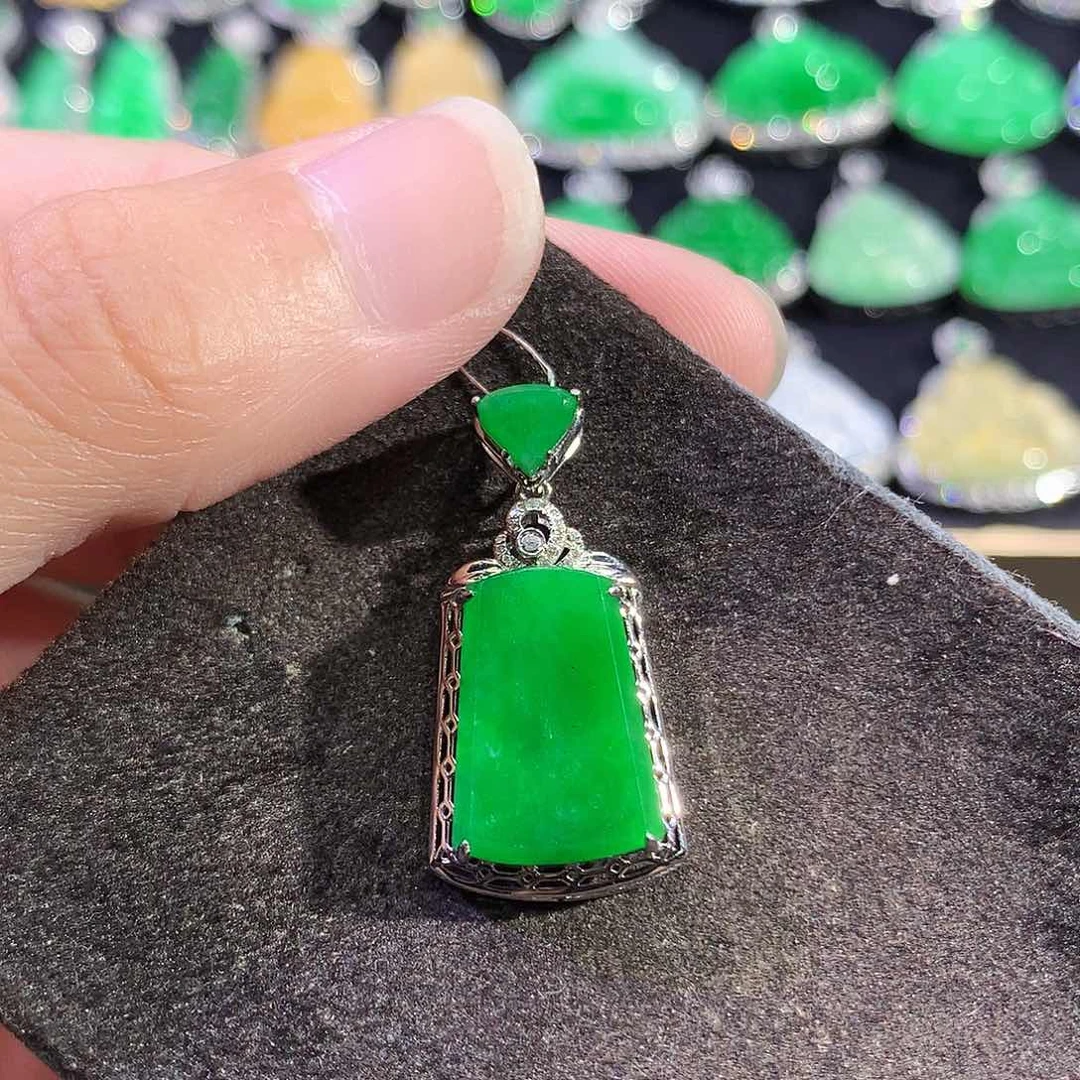 翡翠18K金镶嵌吊坠(赠链)