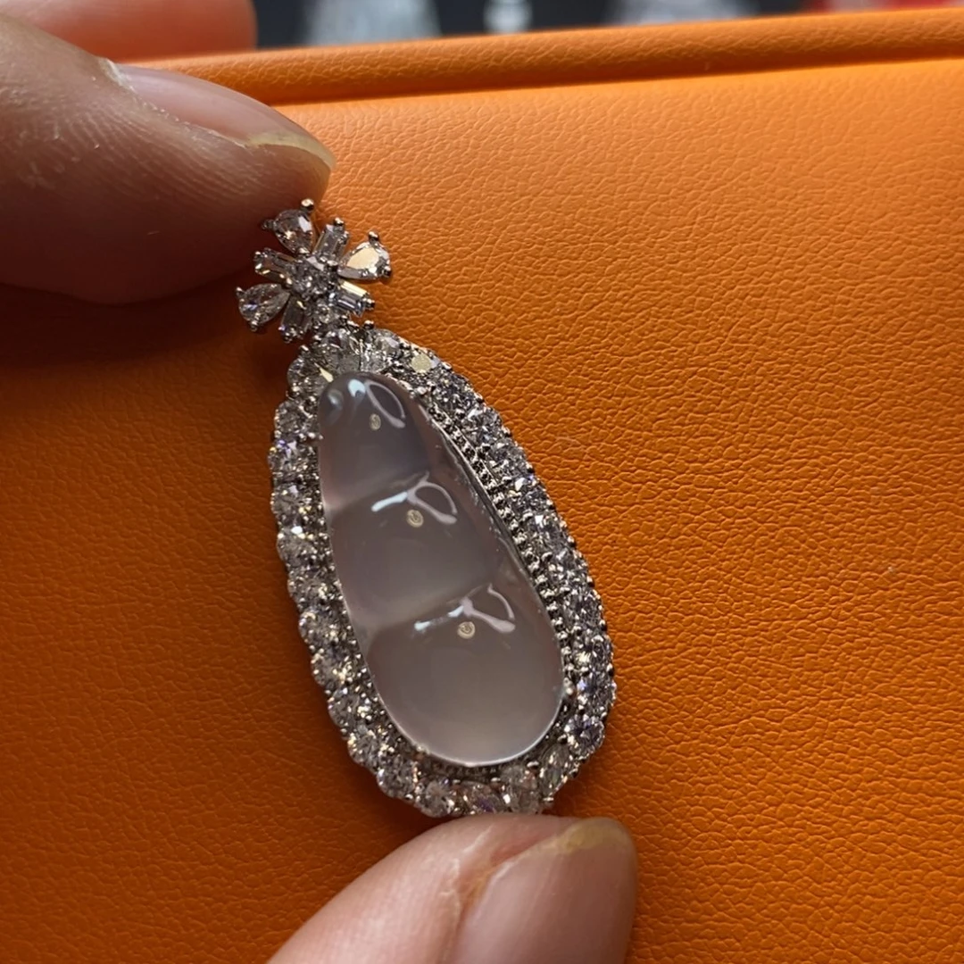 石英质玉合金吊坠