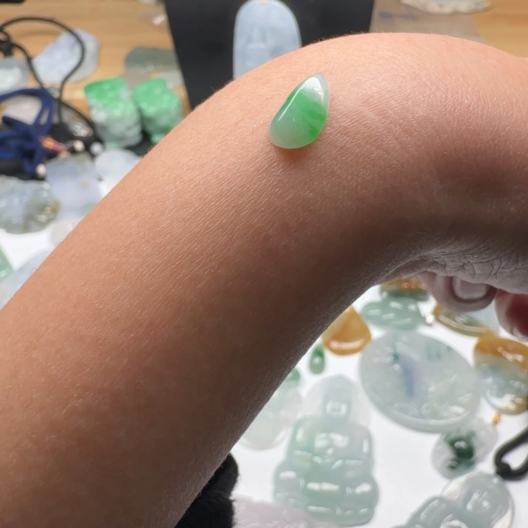 周***！翡翠未镶嵌颈饰翡翠