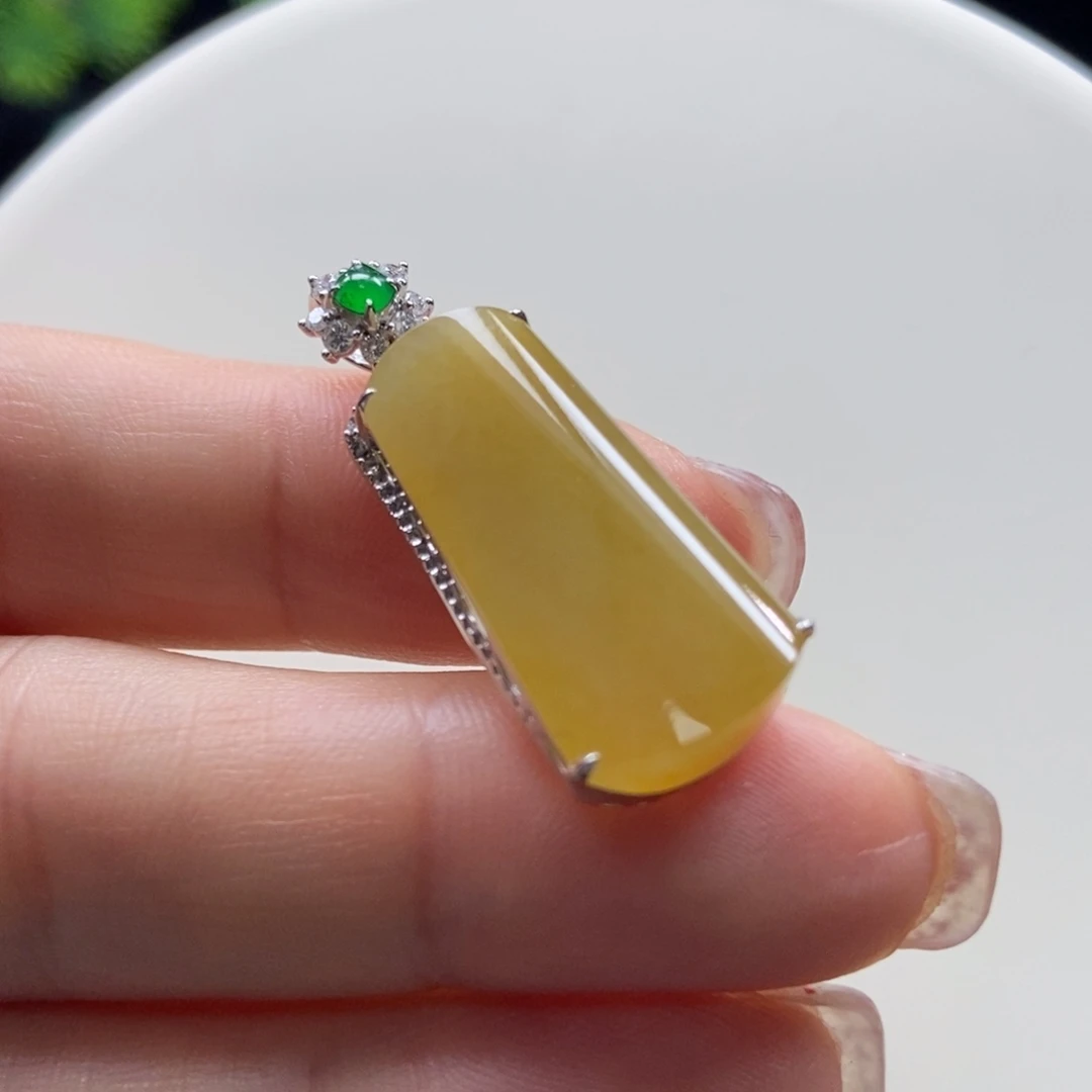 翡翠颈饰18K金镶嵌满黄翡平安无事牌