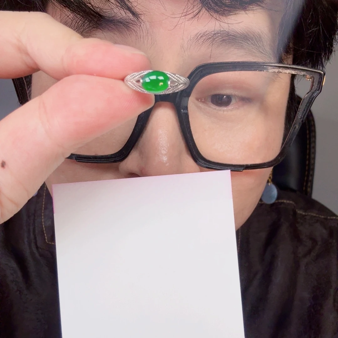 翡翠未镶嵌颈饰一件