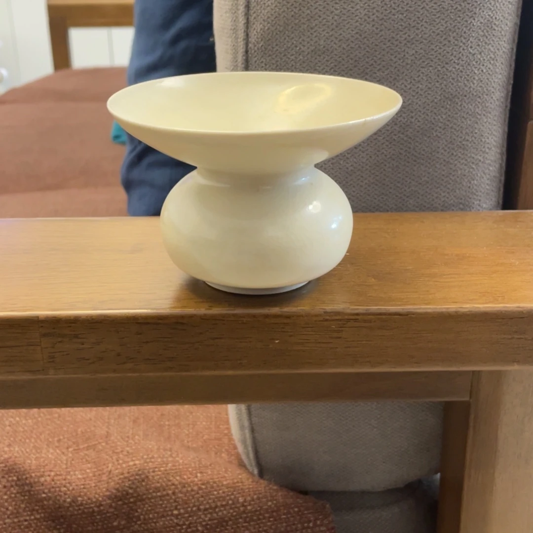 赏品隋白釉渣斗一个