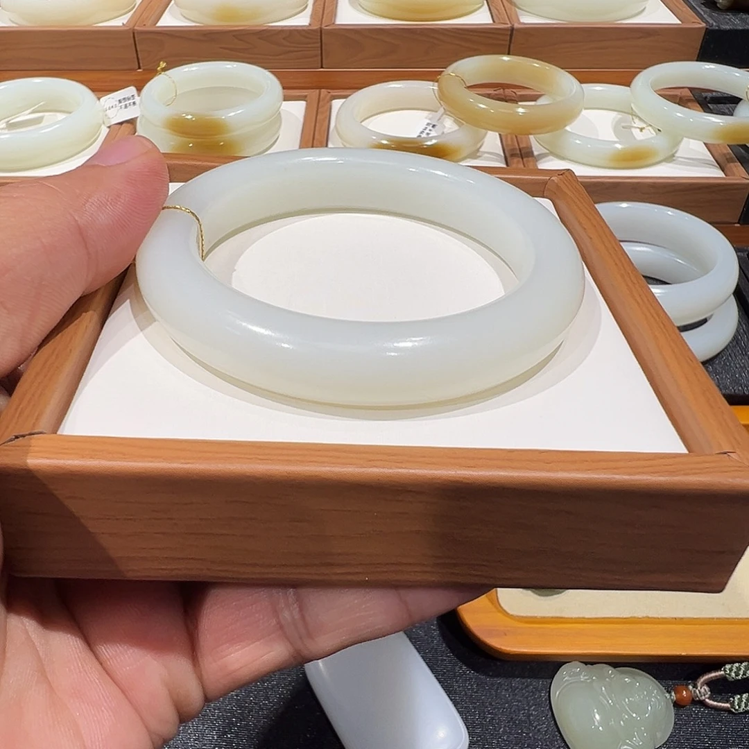 我***！和田玉未镶嵌手镯