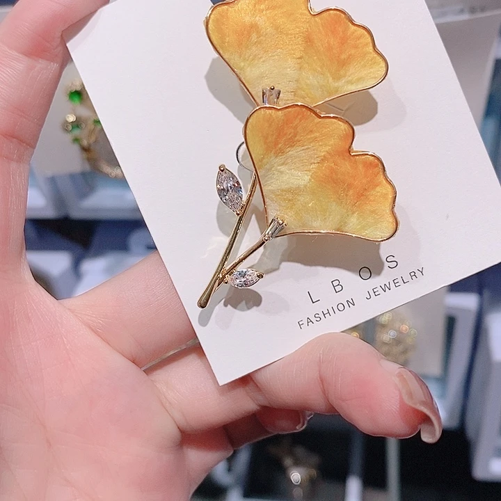 锆石铜合金非遗绒花银杏叶胸针