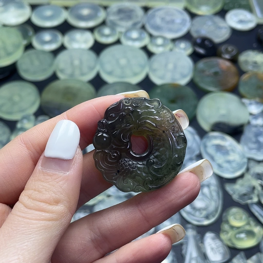 岫玉未镶嵌颈饰龙扣