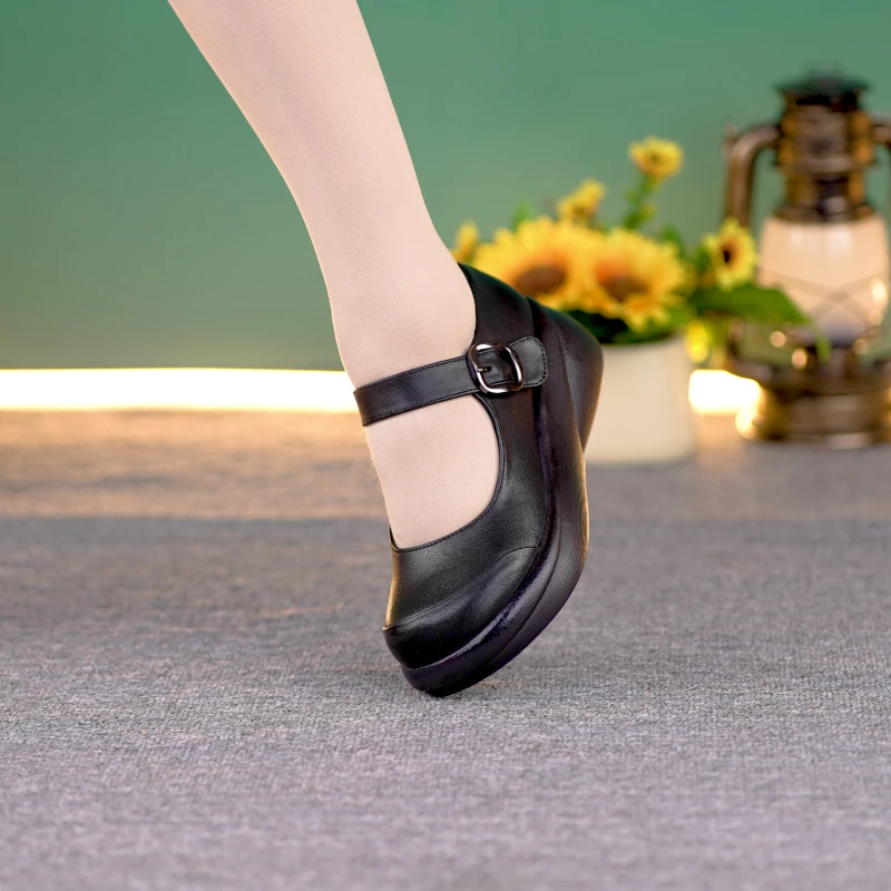 摇摇鞋头层牛皮防滑圆头小皮鞋板鞋复古平底松糕单鞋舒适